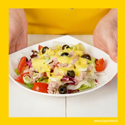 Insalata con dressing in giallo