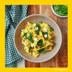 Pappardelle alla carbonara con spinaci e tofu